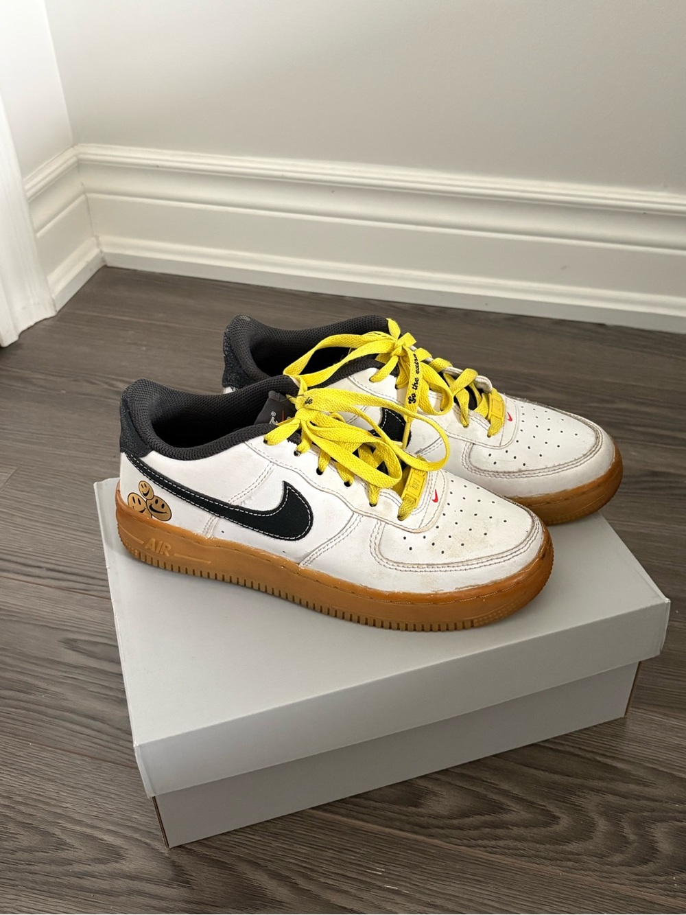 Nike White Black Gum Sole Low-Top Sneakers with Yellow Laces